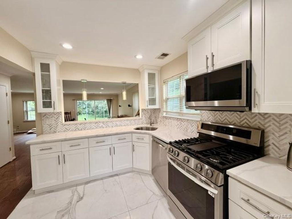 2 Herrels Circle, Melville, NY 11747 — photo 4