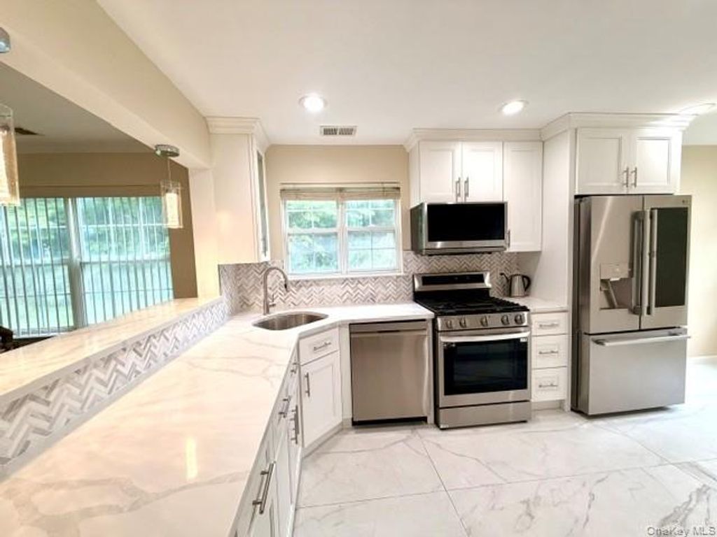 2 Herrels Circle, Melville, NY 11747 — photo 5
