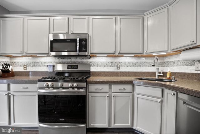 8 HERON POINTE CT, Marlton, NJ 08053