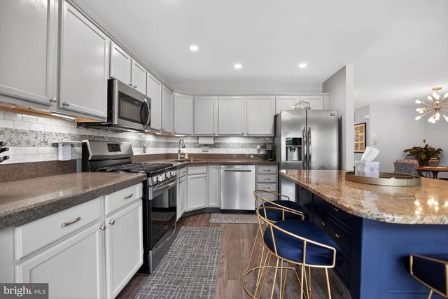 8 HERON POINTE CT, Marlton, NJ 08053