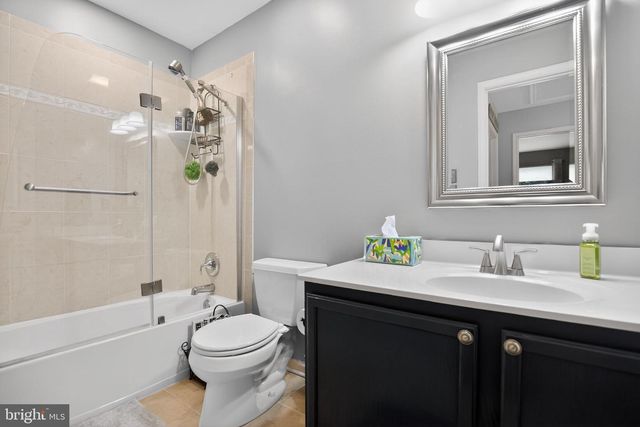 8 HERON POINTE CT, Marlton, NJ 08053