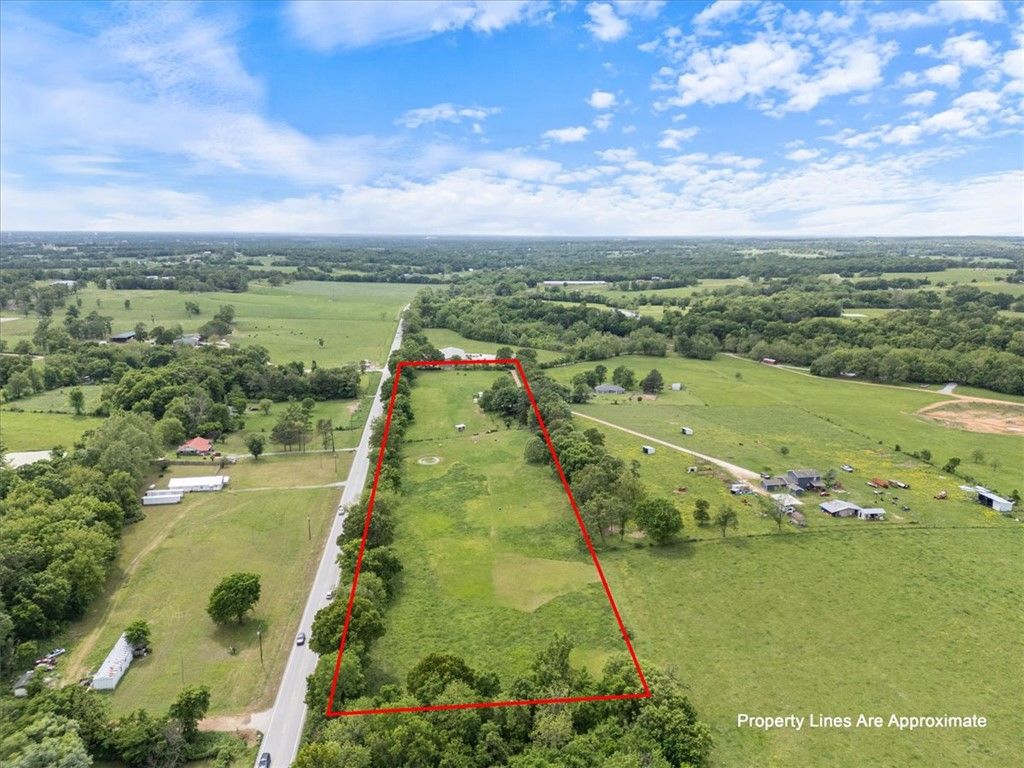 12010 S Pleasant Valley Road, Gentry, AR 72734