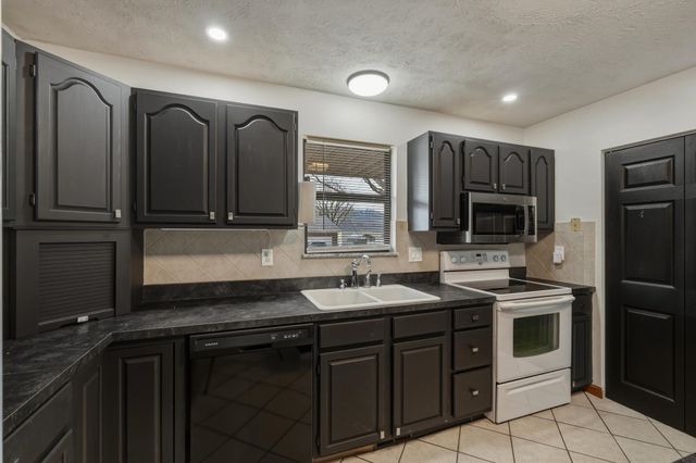 6 Royal Oak Court, Hurricane, WV 25526