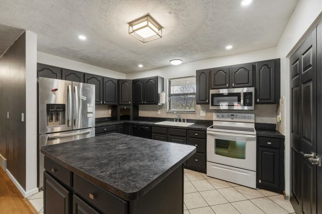 6 Royal Oak Court, Hurricane, WV 25526