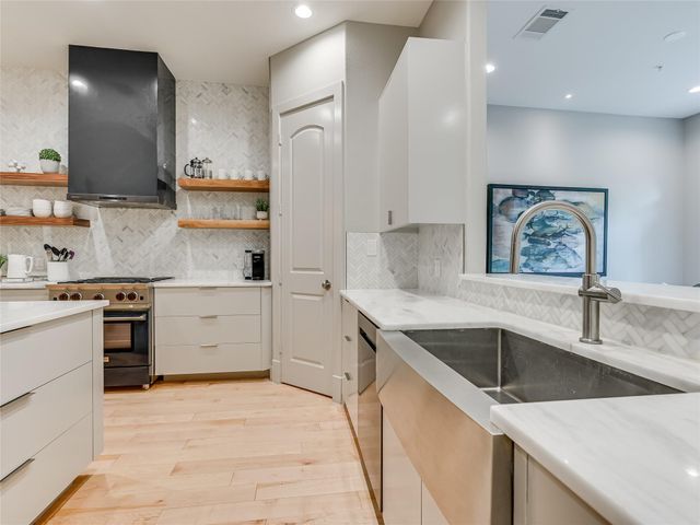 1529 Barton Springs RD 13, Austin, TX 78704