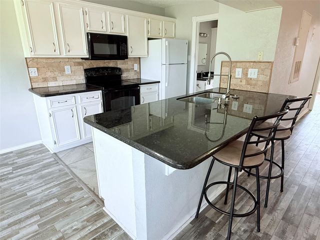 418 Garland Drive 203, Lake Jackson, TX 77566