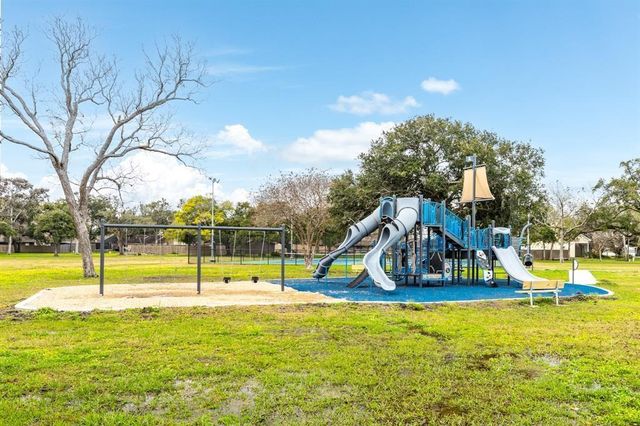 418 Garland Drive 203, Lake Jackson, TX 77566