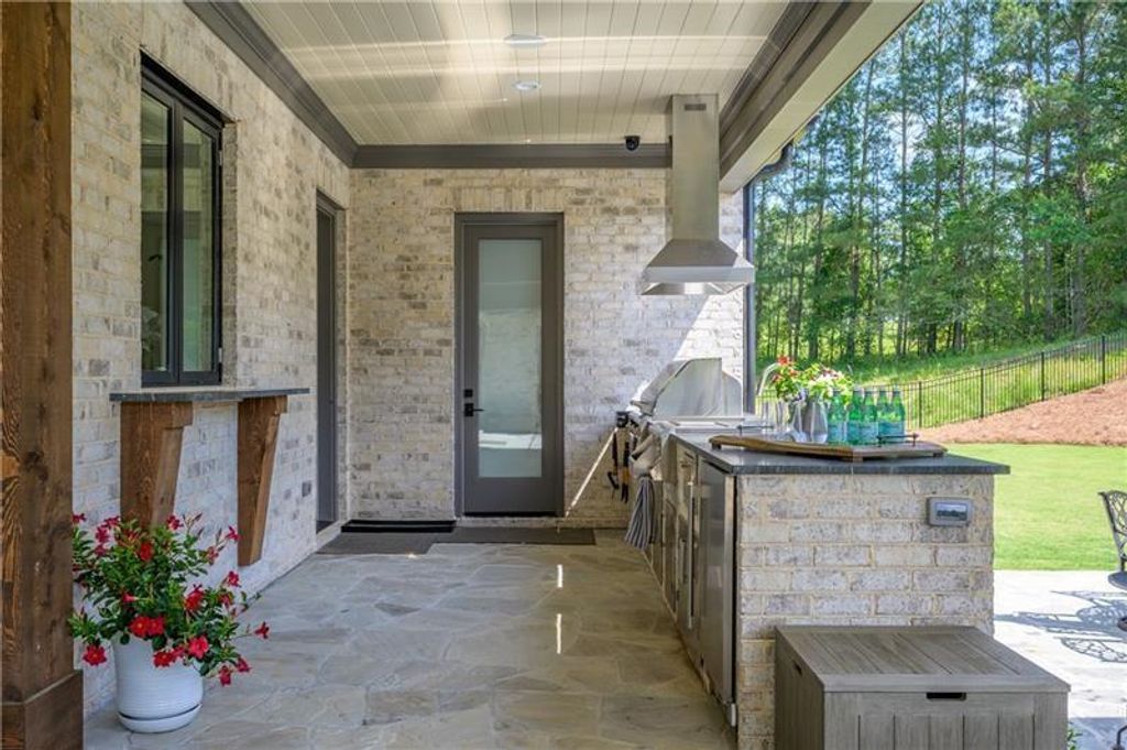 Image 6 of property listing at 10155 Cedar Ridge Drive, Milton, GA 30004