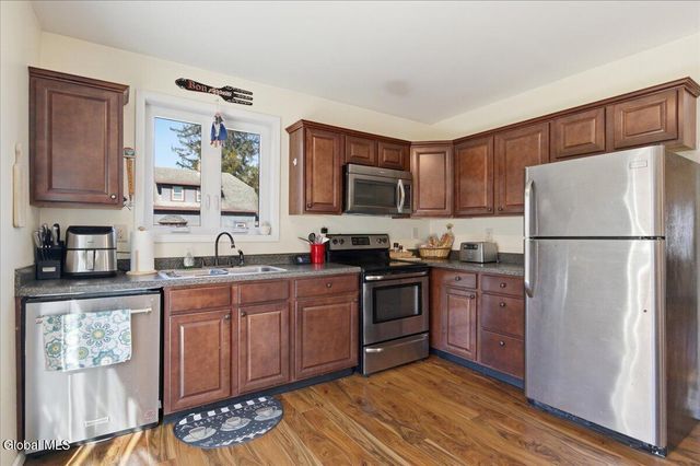 14 Stratton Place, Bethlehem, NY 12054
