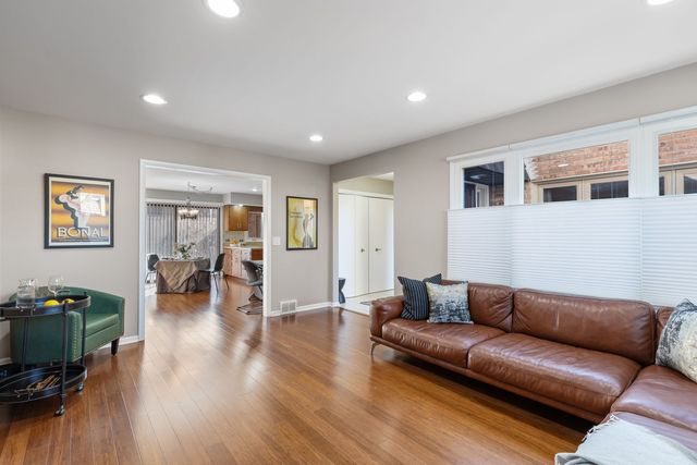 1817 Somerset Lane, Northbrook, IL 60062