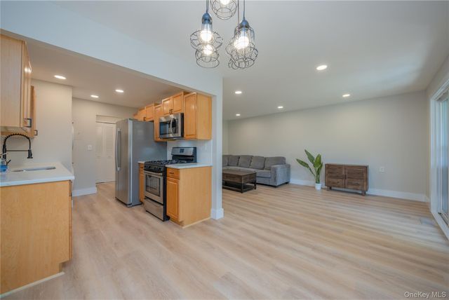 145 New Holland Village, Nanuet, NY 10954