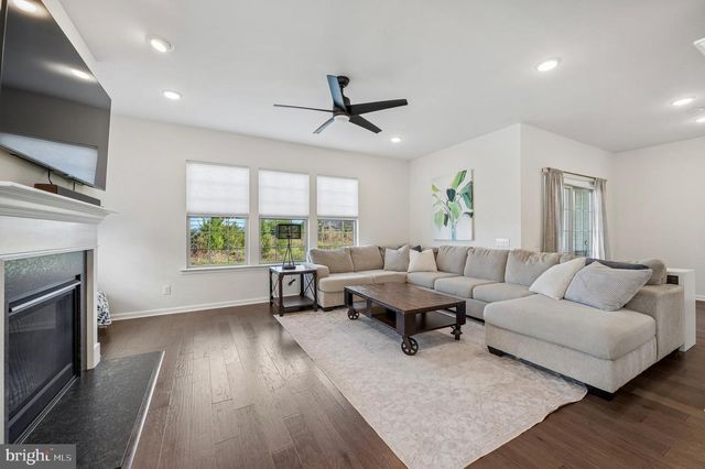 405 SANCTUARY CT, North Wales, PA 19454