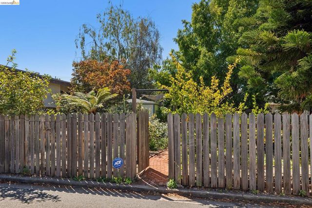 3027 Regent St, Berkeley, CA 94705