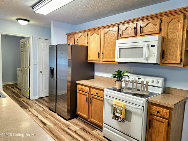 2217 Upper Hunters Trace, Louisville, KY 40216