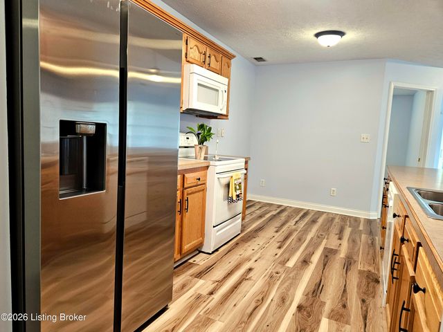 2217 Upper Hunters Trace, Louisville, KY 40216