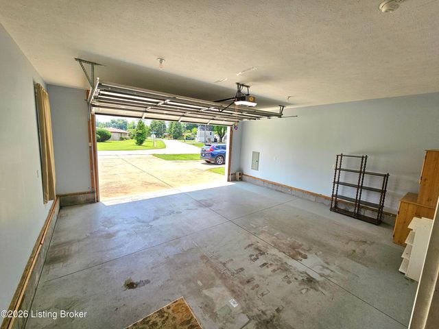 2217 Upper Hunters Trace, Louisville, KY 40216