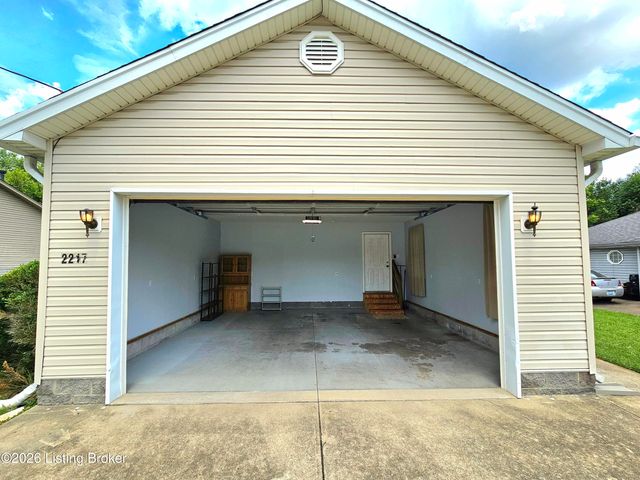 2217 Upper Hunters Trace, Louisville, KY 40216