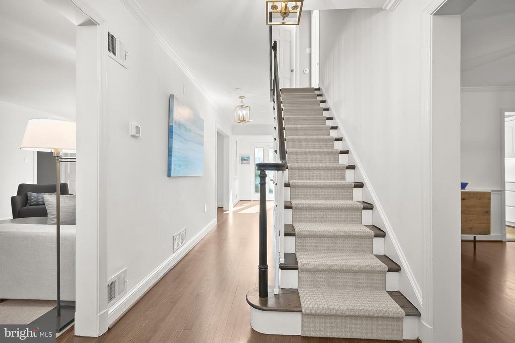 Image 3 of property listing at 4700 FORT SUMNER DR, Bethesda, MD 20816