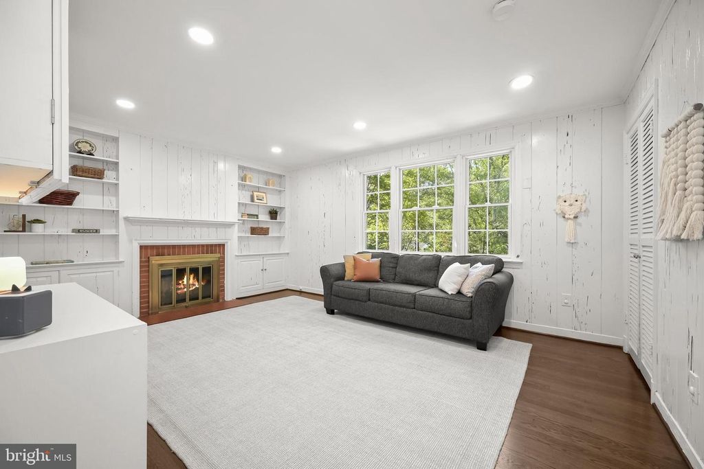 Image 6 of property listing at 4700 FORT SUMNER DR, Bethesda, MD 20816