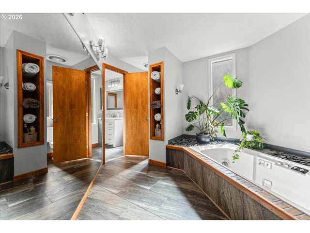 2030 Se 100TH Ave, Portland, OR 97216