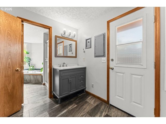 2030 Se 100TH Ave, Portland, OR 97216