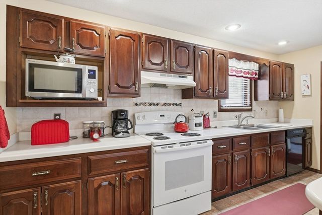 9 Jim Ash Rd, Palmer, MA 01069