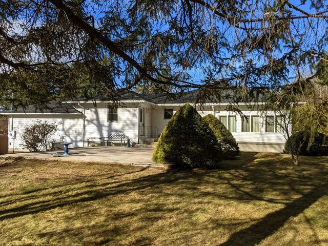 9 Jim Ash Rd, Palmer, MA 01069