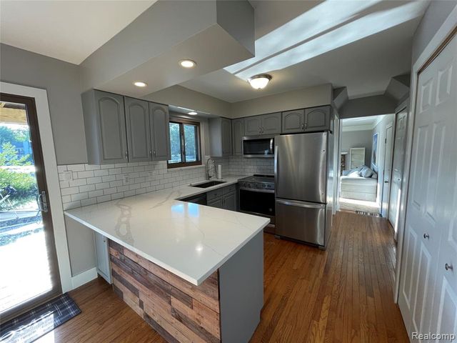 1253 Bamford Drive, Waterford, MI 48328