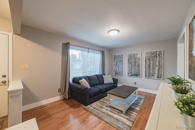 1253 Bamford Drive, Waterford, MI 48328