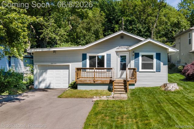 3620 Lotus Drive, Waterford Charter Township, MI 48329