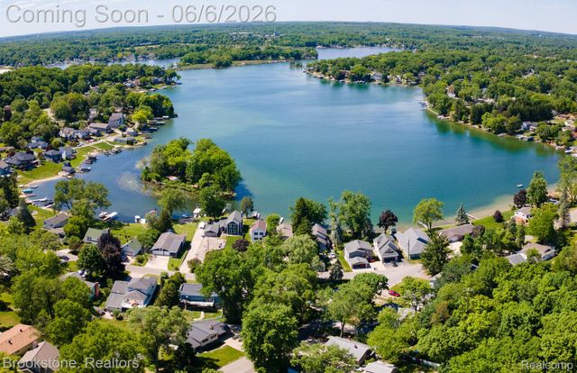3620 Lotus Drive, Waterford Charter Township, MI 48329