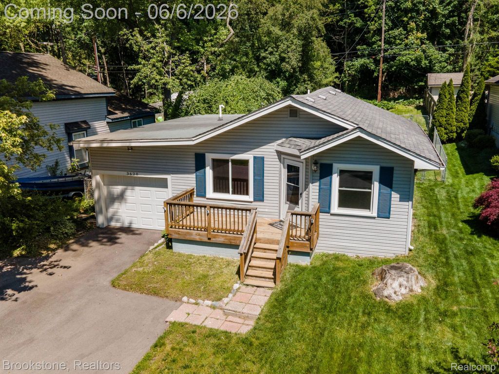 3620 Lotus Drive, Waterford Charter Township, MI 48329