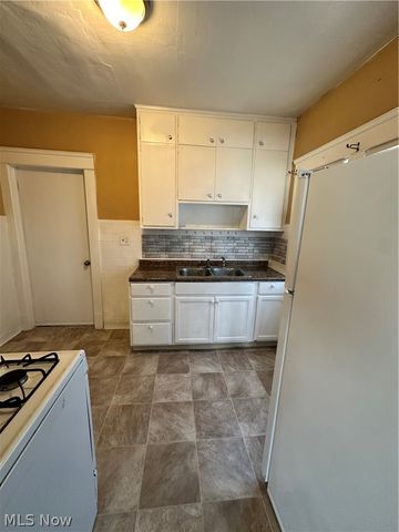 816 London Road Down, Cleveland, OH 44110