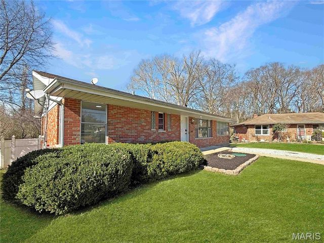 3755 Park Crest Drive, St Louis, MO 63125