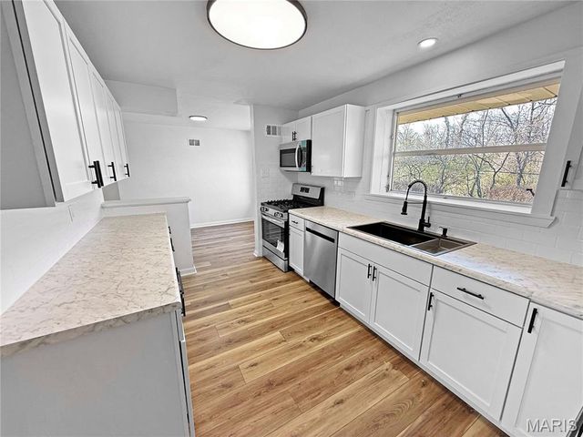 3755 Park Crest Drive, St Louis, MO 63125