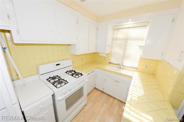 21961 Sussex Street, Oak Park, MI 48237