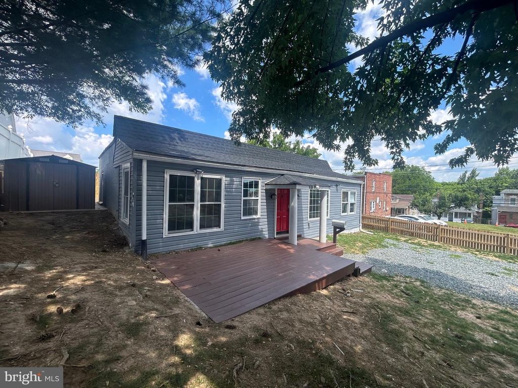 Image 5 of property listing at 7618 CYPRESS AVE, Baltimore, MD 21224