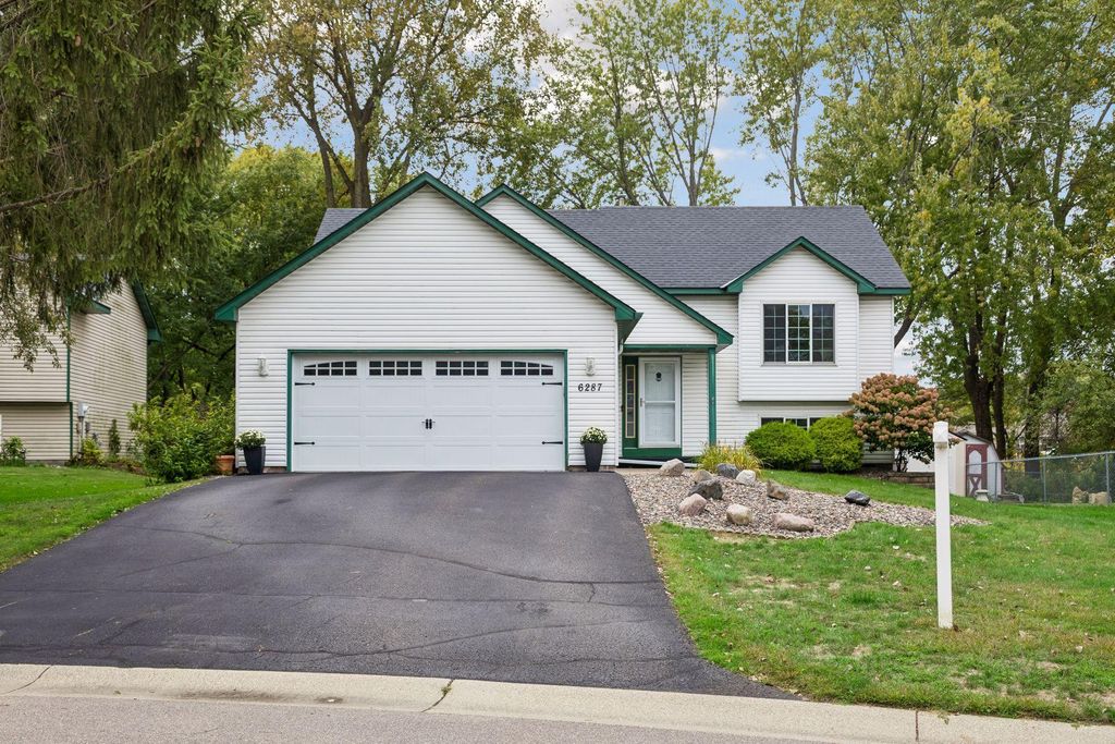 6287 22nd Street N, Oakdale, MN 55128