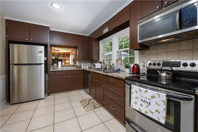 13 Mayflower Lane, Lexington, NC 27295