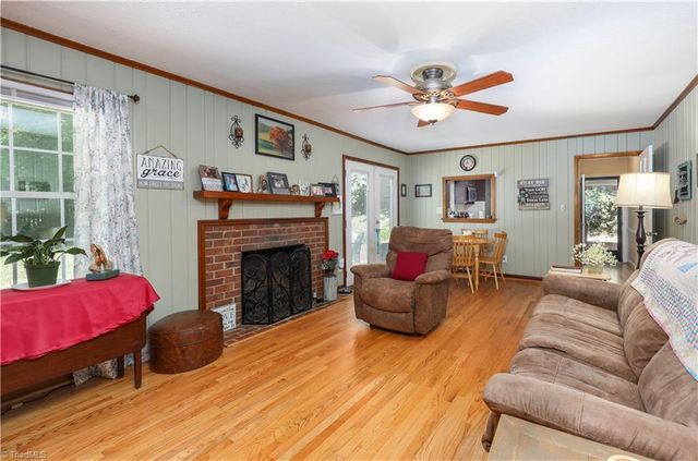 13 Mayflower Lane, Lexington, NC 27295
