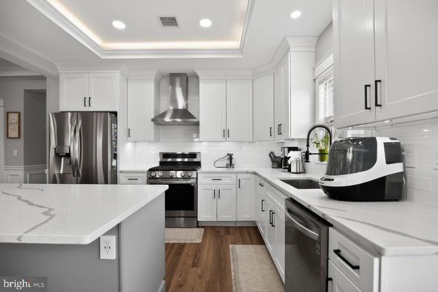 9 WOODBINE AVE, Maple Shade, NJ 08052