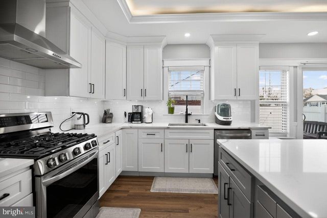 9 WOODBINE AVE, Maple Shade, NJ 08052