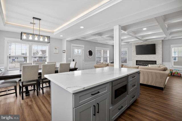 9 WOODBINE AVE, Maple Shade, NJ 08052