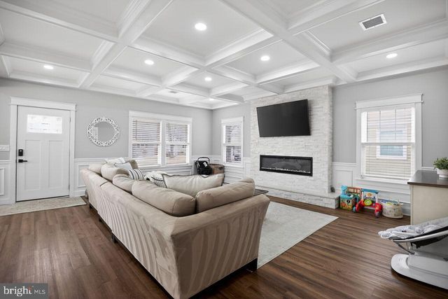 9 WOODBINE AVE, Maple Shade, NJ 08052