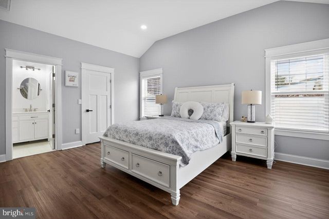 9 WOODBINE AVE, Maple Shade, NJ 08052