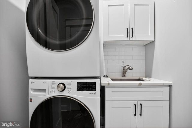 9 WOODBINE AVE, Maple Shade, NJ 08052