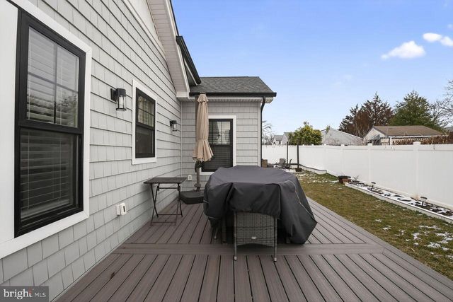 9 WOODBINE AVE, Maple Shade, NJ 08052