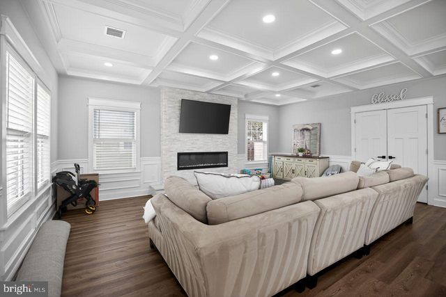 9 WOODBINE AVE, Maple Shade, NJ 08052