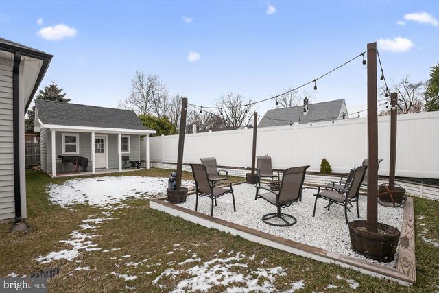 9 WOODBINE AVE, Maple Shade, NJ 08052