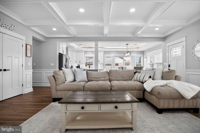 9 WOODBINE AVE, Maple Shade, NJ 08052